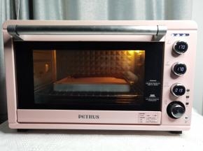 放入预热好的烤箱中层偏下，上下170度烤22分钟。