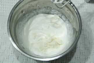 烤制期间准备乳酪馅材料。软化好的奶油奶酪隔热水搅打至顺滑。淡奶油加糖粉打至纹路明显，加入打顺滑的奶酪，搅打混匀，装入裱花袋冷藏1小时以上。