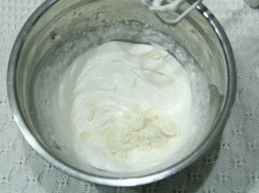 烤制期间准备乳酪馅材料。软化好的奶油奶酪隔热水搅打至顺滑。淡奶油加糖粉打至纹路明显，加入打顺滑的奶酪，搅打混匀，装入裱花袋冷藏1小时以上。