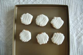 毛巾面朝下，挤上冷藏好的奶酪馅。盖上一层蛋糕片。