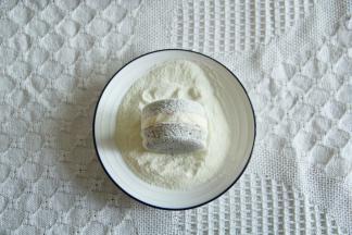 组装好后在侧面抹上薄薄一层奶酪馅，在奶粉中滚几圈，蘸上奶粉。