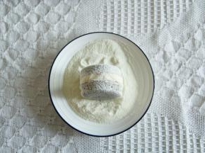 组装好后在侧面抹上薄薄一层奶酪馅，在奶粉中滚几圈，蘸上奶粉。