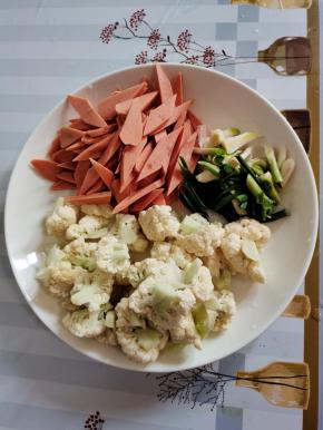 花菜掰成小朵洗净沥干水分，火腿肠切成块，蒜苗切成段备用！