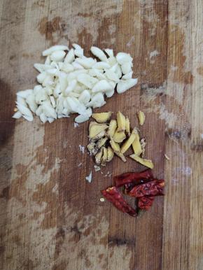 蒜瓣剥皮切成小块，生姜切成小块，干辣椒切成段备用！
