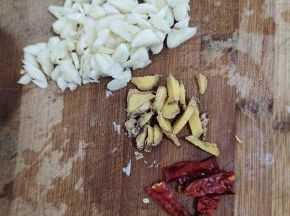 蒜瓣剥皮切成小块，生姜切成小块，干辣椒切成段备用！