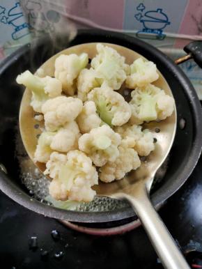 水开，放入花菜焯水一分钟左右至断生！捞出沥干水分备用！