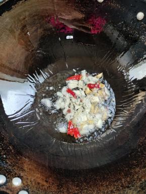 起锅烧油，放入生姜，花椒，蒜瓣，干辣椒爆香！