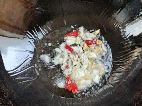 起锅烧油，放入生姜，花椒，蒜瓣，干辣椒爆香！