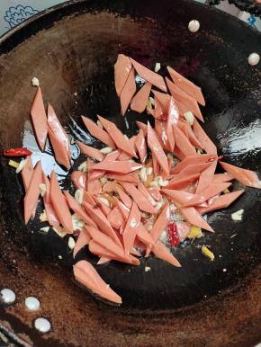 放入火腿肠翻炒片刻！