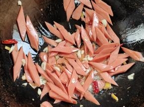 放入火腿肠翻炒片刻！