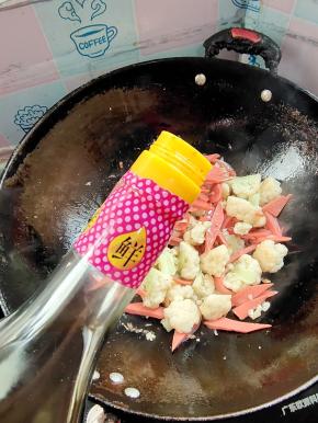 放入两勺生抽调味！