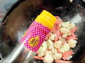 放入两勺生抽调味！