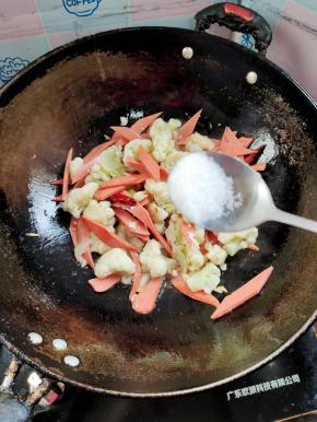 放入一勺盐翻炒均匀！