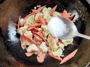 放入一勺盐翻炒均匀！