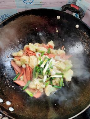 放入蒜苗翻炒均匀！