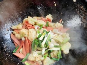 放入蒜苗翻炒均匀！