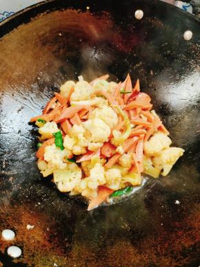 起锅前放入适量的鸡精调味即可！