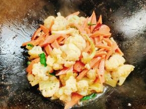 起锅前放入适量的鸡精调味即可！