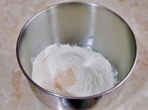 除黄油外的食材放入厨师机桶中，最后加入酵母粉。（糖与盐对角放）启动厨师机2档揉面15分钟。