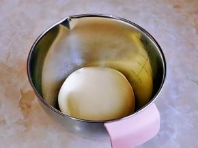 取出面团，揉圆放入器具中。