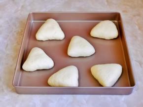 收口朝下，依次做完放入不沾烤盘中，入发酵箱进行发酵，约30分钟。