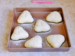 15分钟时取出筛上高粉，用锋利的刀片割出自己喜欢的花纹。