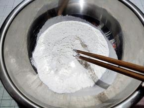 一个干净的大盆，加入面粉和1克盐，先用筷子搅拌均匀。