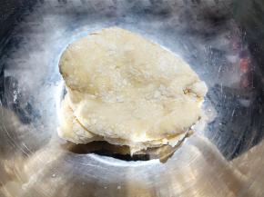 先用筷子将面粉搅成面絮，然后用手压拌成团，直到没有散落的干粉。刚开始面团比较硬，不光滑，没关系，静置十几分钟。