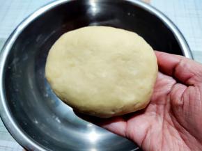 继续揉面几分钟，如果还是不够光滑，再静置一会。我是静置了两次，加上第一次一共揉了三次，面团就很光滑软和了，比耳垂稍微硬一点点点。然后用保鲜膜盖上，冰箱冷藏过夜。