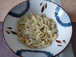 将煮好的面条捞到面碗里。