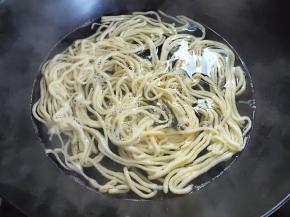 面条煮四五分钟，用筷子能轻松夹断就差不多了。