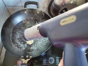 组装好压面枪。水烧开后，直接将面条压到水里。