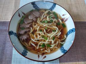 浇上牛肉汤，码上几片卤牛肉，洒一点葱花，就好了。或者根据自己的喜好调配底汤。