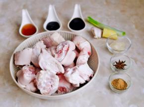 准备食材，猪蹄买的时候让店家帮剁好，洗净后泡冷水，将血水泡出。