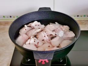 猪蹄冷水下锅，加入花椒料酒，大火烧开，撇出浮沫，煮4-5分钟。