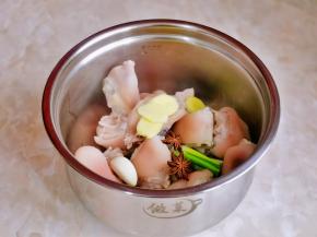 猪蹄放入高压锅中，加入葱姜蒜，八角。