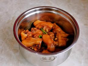 按个人口味加入盐，带上食品手套，按摩猪蹄，每块猪蹄都要吸收到酱汁，盖上盖子腌制4至5小时。