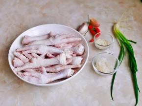 准备食材，凤爪剪掉指甲洗净泡冷水。