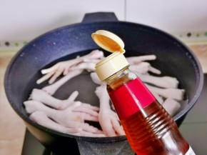 鸡爪冷水下锅加入料酒。