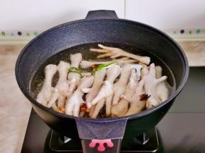 加入八角，盐，十三香，小葱。