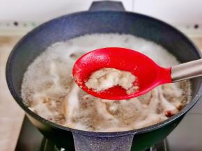 大火烧开后撇出浮沫。