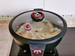 盖上盖子小火煮15分钟。