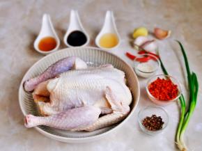 准备食材，鸡清洗干净。