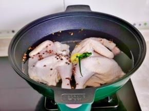 冷水下锅，加入花椒，葱姜。