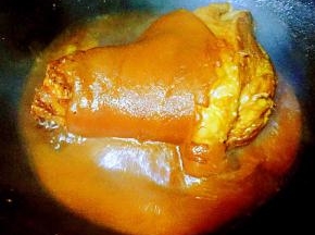 猪肘子炖至入味即可出锅