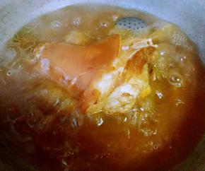 猪肘子炖至八成熟放入盐和味精改成中小火慢炖至熟透而不软烂