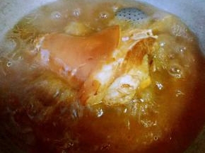 猪肘子炖至八成熟放入盐和味精改成中小火慢炖至熟透而不软烂