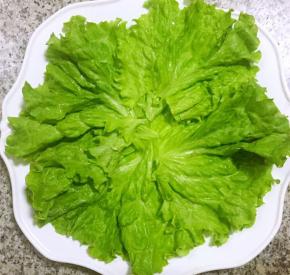 生菜洗净沥干水份摆入盘中做装饰