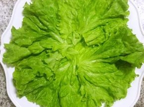 生菜洗净沥干水份摆入盘中做装饰