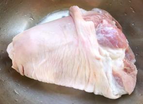 新鲜的大猪肘子在清水中浸泡半个小时洗净